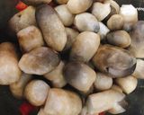 Hình bước làm 2 của món Nấm Rơm Kho Cà Chua