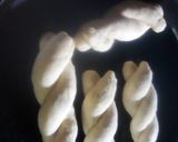 Foto del paso 2 de la receta: Cruzaditos, pancitos con leche