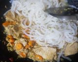 รูปขั้นตอนการทำที่ 3 ของ กะเพราไก่เส้นบุก🐓