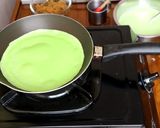 Foto langkah ke 3 dari resep Dadar gulung lembut berpori.