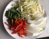 Foto del paso 4 de la receta: Pollo guisado a la cúrcuma, con verduras cerveza y naranja