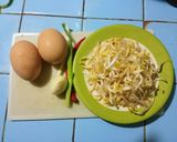 Foto langkah ke 1 dari resep Dadar Telur Cah Tauge.