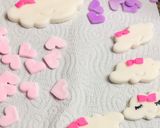 Foto del paso 12 de la receta: 🎂Bizcochuelo con pasta de cobertura (fondant) y tips☁️🌈💜🤍