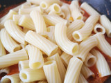 Rigatoni con Salsa de tomate, calabacín y atún