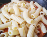 Foto del paso 5 de la receta: Rigatoni con Salsa de tomate, calabacín y atún