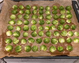Foto del paso 4 de la receta: Coles de Bruselas asadas con mantequilla de ajo