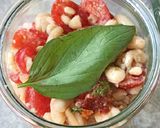 Une image de l'étape 3 de Salade de haricots blancs, tomates cerises et vinaigrette au basilic.