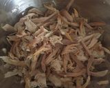 Foto del paso 2 de la receta: Taquitos de clara de huevo y pollo 🍗🌮🥗