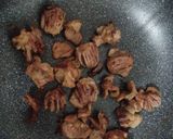รูปขั้นตอนการทำที่ 4 ของ กึ๋นไก่ย่าง ด้วยกระทะและหม้อทอด