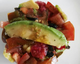 Foto del paso 7 de la receta: Timbal de ensalada vegetariana de aguacate, frambuesas y tomate