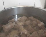 Hình bước làm 2 của món Bún sườn bò,chả lụa