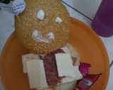 Foto langkah ke 2 dari resep Burger sosis kornet Keju pedas.