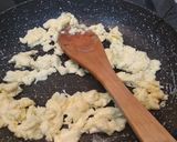 Foto del paso 2 de la receta Revuelto de morcilla de piñones