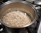A picture of step 1 of Porotos con Riendas with Smoked Ham.