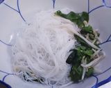 รูปขั้นตอนการทำที่ 6 ของ เส้นหมี่หุ่นน้ำปีกไก่ตุ๋น