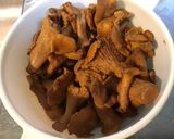 Une image de l'étape 9 de Sot l’y laisse aux girolles,oignon de roscoff et crème de curcuma.