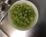 Une image de l'étape 1 de Salade de melon, pastèque et raisin au miel.