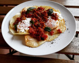 Foto del paso 4 de la receta: Huevos estrellados con pisto de bacalao