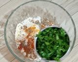 A picture of step 3 of Tomato aur Coriander ki puri.