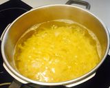 Házi sonkás, sajtos-tejszínes tészta, kakukkfűvel bolondítva recept fázis 6 fotója