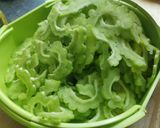 รูปขั้นตอนการทำที่ 1 ของ ผัดมะระใส่ไข่