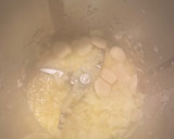 Foto del paso 2 de la receta: Sopa eslovaca de ajo, patata y queso en pan