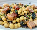 Foto del paso 8 de la receta: Salteado de garbanzos con setas shiitake al curry y torreznos