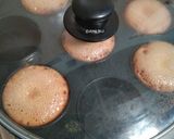 Foto langkah ke 4 dari resep Bolu karamel / Bolu Sarang Semut Mini.