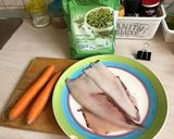 Foto del passaggio 1 della ricetta Anelli di calamari con carote e piselli, saltati in padella