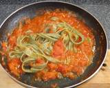 Foto del paso 5 de la receta Salmn escalfado y fettuccine de pesto con salsa de concasse de tomates