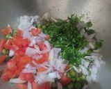 A picture of step 3 of Maggi Bhel.