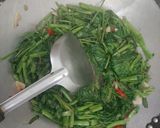 Foto langkah ke 3 dari resep Tumis Kangkung Simpel.