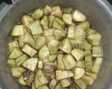 A picture of step 1 of Methi ringan.