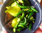 Foto langkah ke 1 dari resep Oseng Pindang Cabe Ijo.