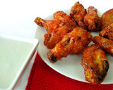 Foto del paso 10 de la receta: Alitas de pollo al horno con salsa Buffalo, acompañadas de salsa de queso azul