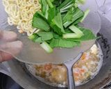 Foto langkah ke 5 dari resep Seblak Kuah (cipuk, siomay kering & mie).
