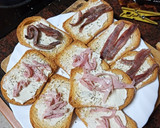 Foto del paso 4 de la receta: Tostas de queso gorgonzola con anchoas y jamón cocido