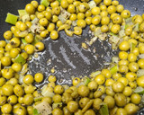 Foto del paso 6 de la receta: Guisantes con huevo y chorizo picante