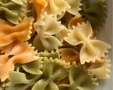 Foto del paso 2 de la receta: Ensalada de pasta con garbanzos, maíz y pesto casero de albahaca