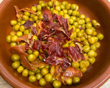 Foto del paso 4 de la receta: Guisantes con crujiente de jamón serrano