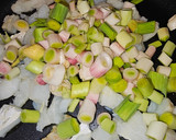 Foto del paso 3 de la receta: Tortilla de espinacas, ajos tiernos y bacalao