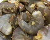 Foto langkah ke 1 dari resep Udang goreng ketumbar.