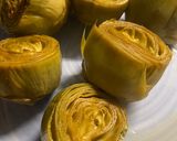 Foto del paso 1 de la receta: Flores de alcachofa con salsa cremosa, ibérico y lascas de parmesano