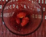 Foto langkah ke 3 dari resep Korean Strawberry Milk.