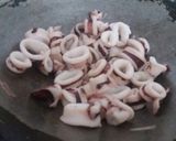 Foto langkah ke 1 dari resep Cah Kangkung Cumi Saus Makati.
