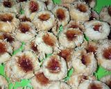 Foto langkah ke 6 dari resep Thumbprint Strawberry Cookies 🍓.