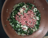 Foto del paso 4 de la receta: Espinacas salteadas con jamón y gambas
