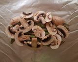 Foto del paso 1 de la receta: Filete de pescado empapelado con espárragos y champiñones