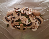 Foto del paso 1 de la receta: Filete de pescado empapelado con espárragos y champiñones