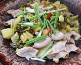 Hình bước làm 3 của món Phèo xào dưa cải chua